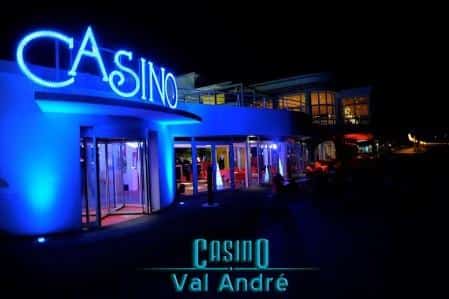 Où se situe le casino de Val André ?